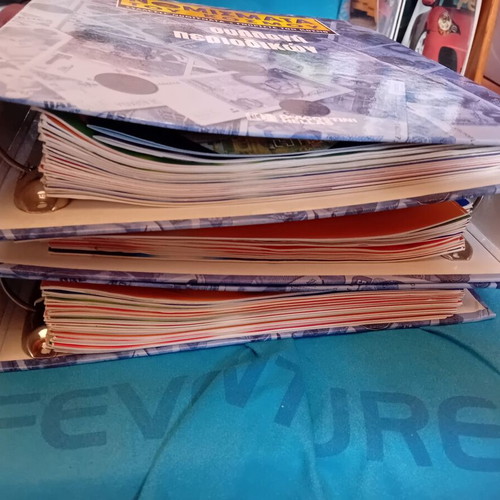 World Coins Collections like new, 3 binders with 75 issues
