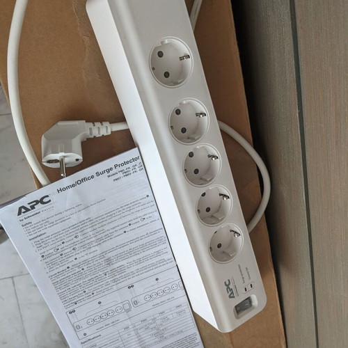 APC PM5GR power strip like new with 5 outlets