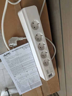 APC PM5GR power strip like new with 5 outlets