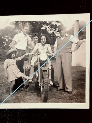 Vintage ασπρόμαυρη φωτογραφία παρέας με μοτοσυκλέτα, 6 x 6 εκ.