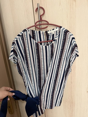 Blouse size 4 like new, multicolored