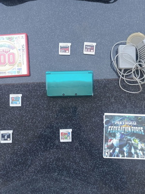 Nintendo 3DS bundle like new with charger, stylus and games