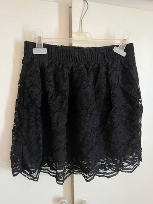 Black lace short elastic skirt like new