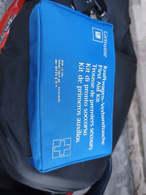 Μεγάλο γνήσιο φαρμακείο αυτοκινήτου GM σαν καινούργιο με αξεσουάρ