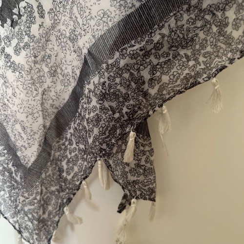 Scarf white purple used, excellent condition