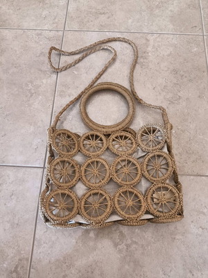 Bag to Bag women's straw handbag like new, beige