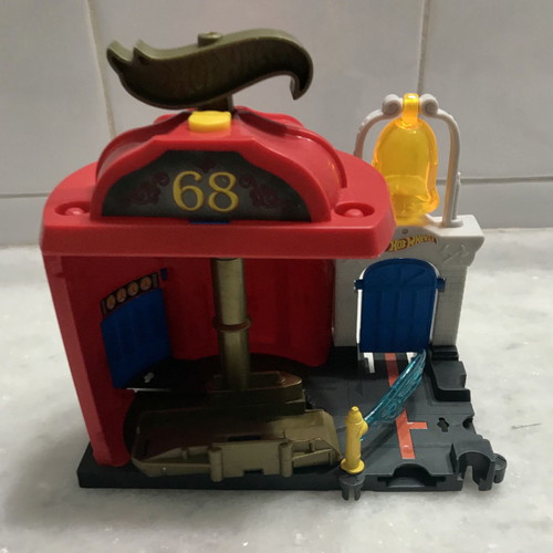 Hot Wheels tracks used, set with large, small tracks and truck