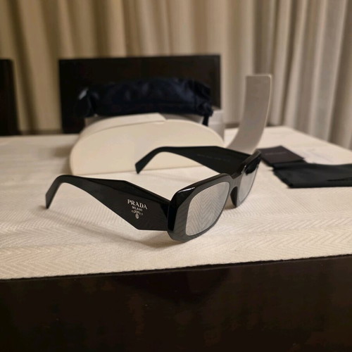 Prada sunglasses with silver mirror lens like new, black