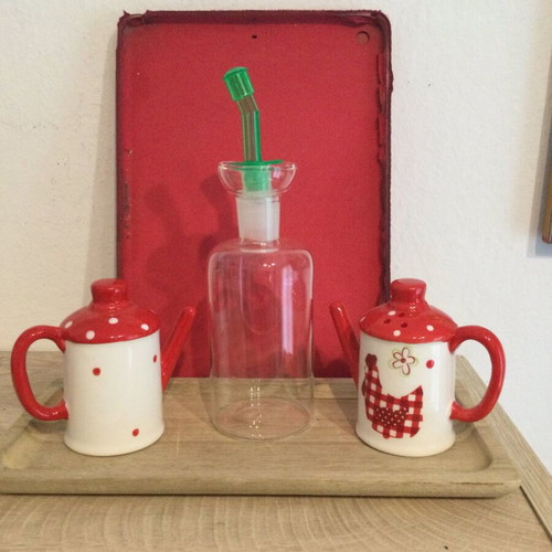 Salt and pepper set like new with bamboo base, 4 pcs