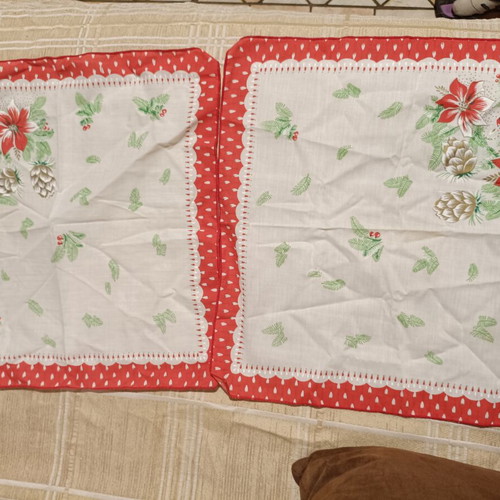 Christmas napkins set of 2 like new with festive design
