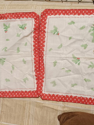 Christmas napkins set of 2 like new with festive design