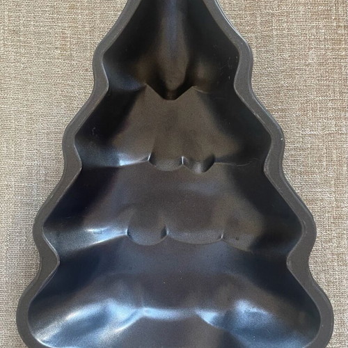 Cake pan with Christmas tree shape like new, small size
