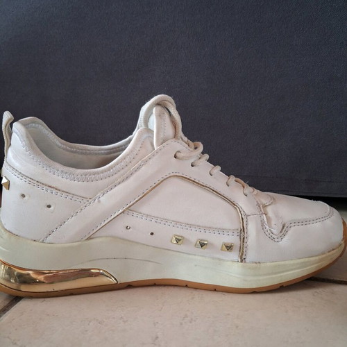 Seven sneakers used, size 37, white with gold details