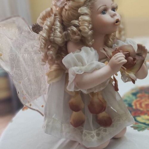 Porcelain dolls set of 3 like new, collectible