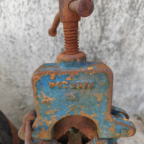 Tripod pipe vise