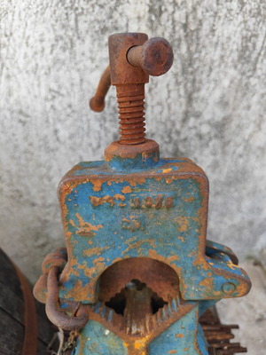 Tripod pipe vise