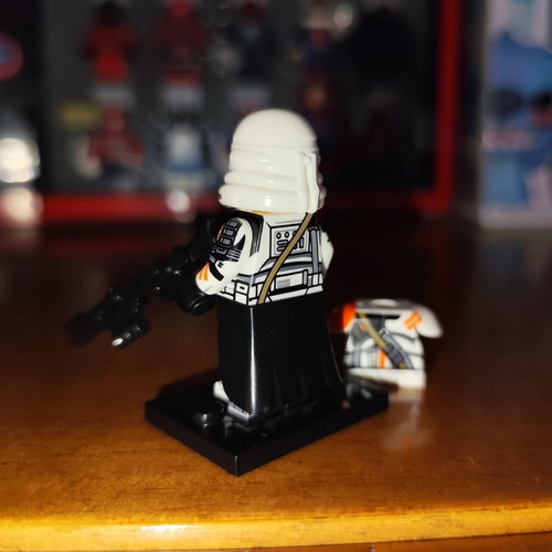 Airborne Clone Trooper Star Wars figure with base and blasters