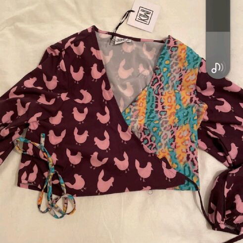 Kiwi Wrap Top like new, medium large, cool print