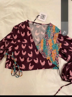 Kiwi Wrap Top like new, medium large, cool print