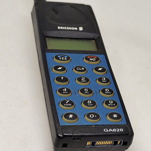 Ericsson GA628 mobile phone 1996, complete with accessories