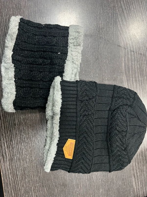 Winter hat and neck warmer set like new with fur lining