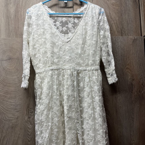 White women's dress new, suitable for special occasions