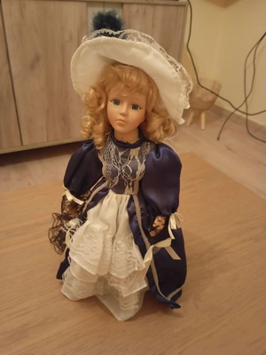 Βιεννέζικη κούκλα με πορσελάνινο κεφάλι σαν καινούργια