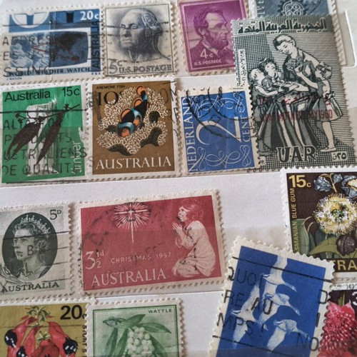 Collectible stamps from around the world like new, over 500 with albums and box
