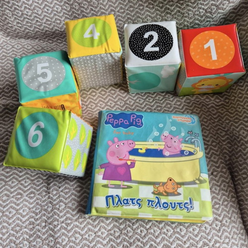 Peppa Pig waterproof soft book Plats Plouts like new with bath cubes