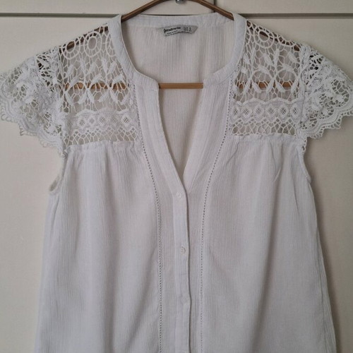 Stradivarius white cotton shirt like new with lace details