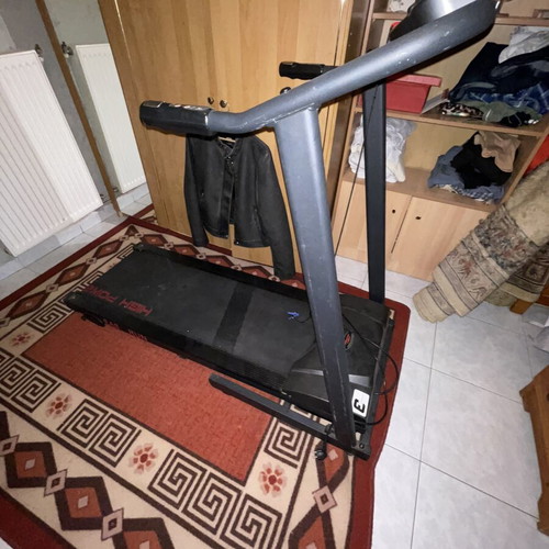 High Power treadmill like new with electronic display and safety key