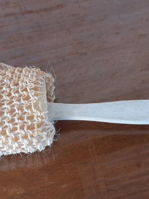 Bath sponge used with handle