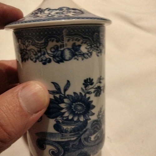 Fine porcelain jar with lid like new (The Spode Blue Room Collection)