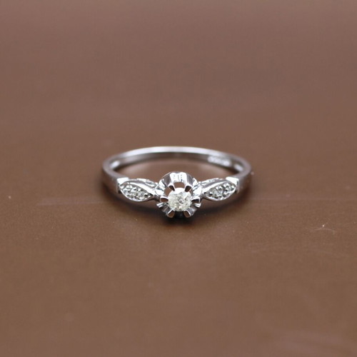 18K White Gold Solitaire Ring with Brilliant Cut Diamond used