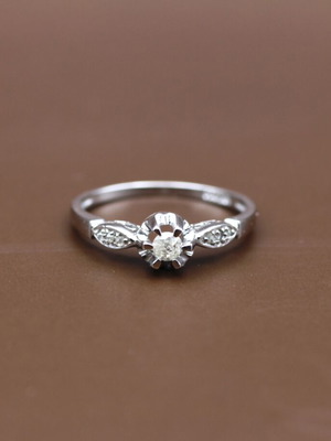 18K White Gold Solitaire Ring with Brilliant Cut Diamond used