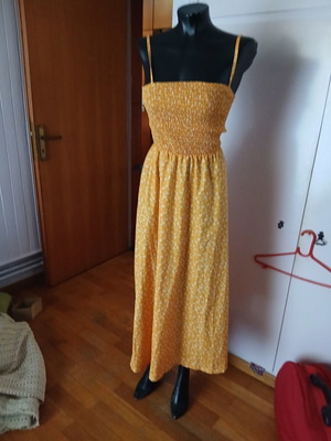 Summer dress yellow with white flowers