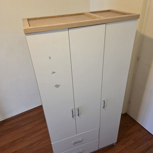 Wardrobe like new, three-door, 180x90x40 cm