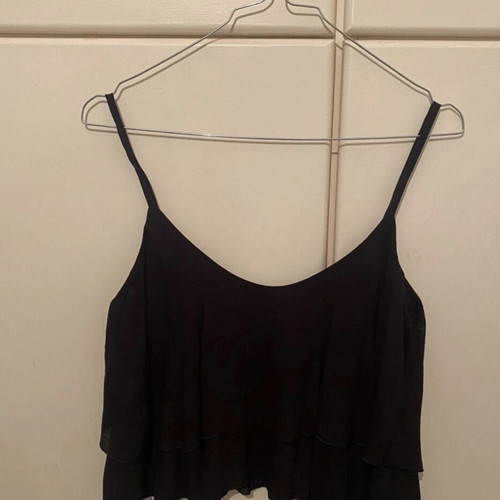 Top sleeveless crop black like new with double fabric layers