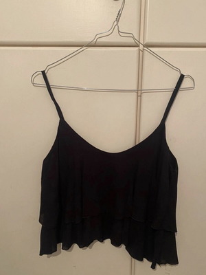 Top sleeveless crop black like new with double fabric layers