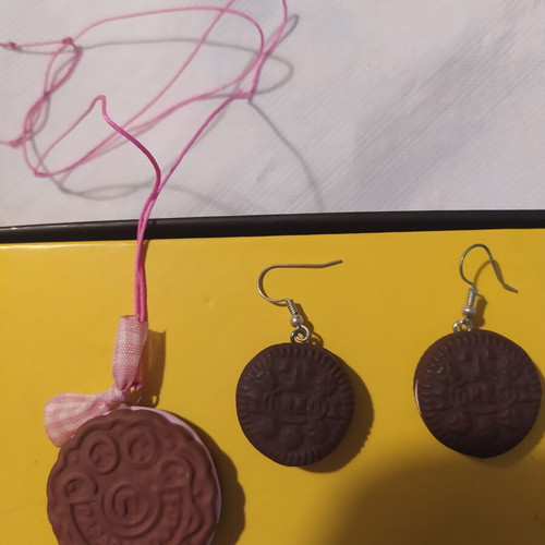 Pendant and earrings set in pink waxed thread, biscuit design