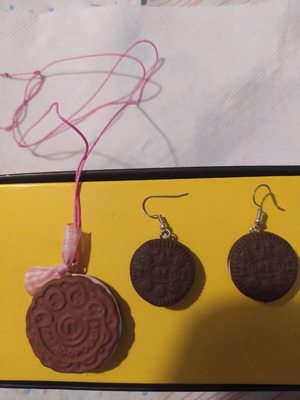 Pendant and earrings set in pink waxed thread, biscuit design
