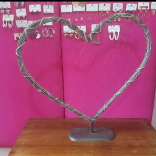 Heart-shaped stand like new 50x50