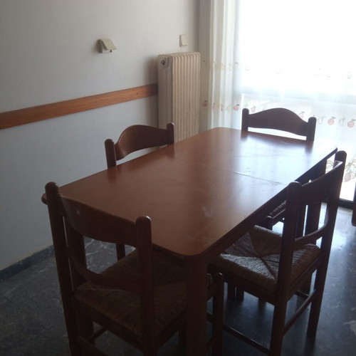 Kitchen table like new with four wooden chairs with woven seats