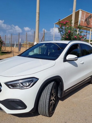 MERCEDES GLA 200.    2021