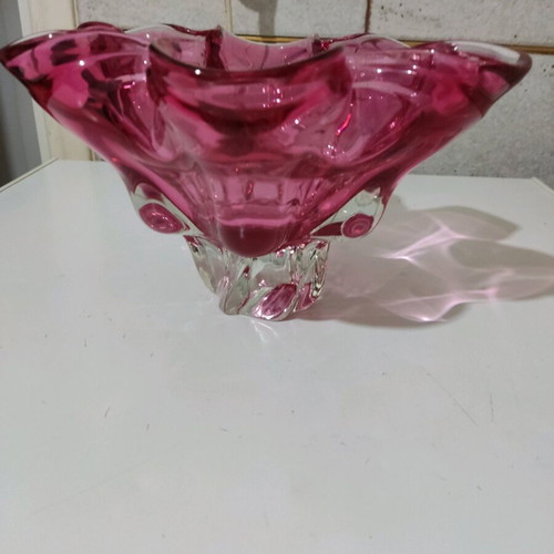 Bohemian art glass bowl like new, mid-century modern pink fuchsia