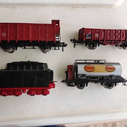 Vintage Fleischmann HO Scale 1465 E Esso Tanker and 3 wagons like new