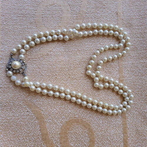 Necklace with pearls and crystals used, long double-wear