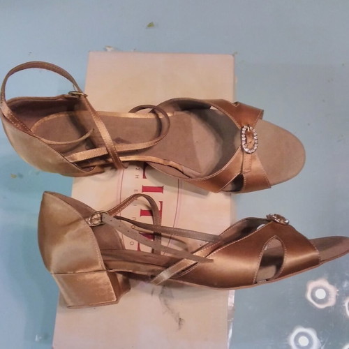 G&G pumps new, gold color, size 40 with low heel