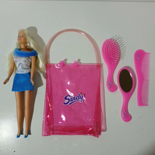 Sindy Hasbro 90's doll with mirror and brush in great condition