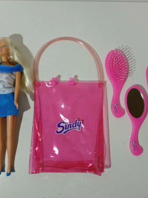 Sindy Hasbro 90's doll with mirror and brush in great condition